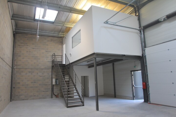 Light Industrial in La Penne-sur-Huveaune to rent - Building Photo - Image 2 of 6