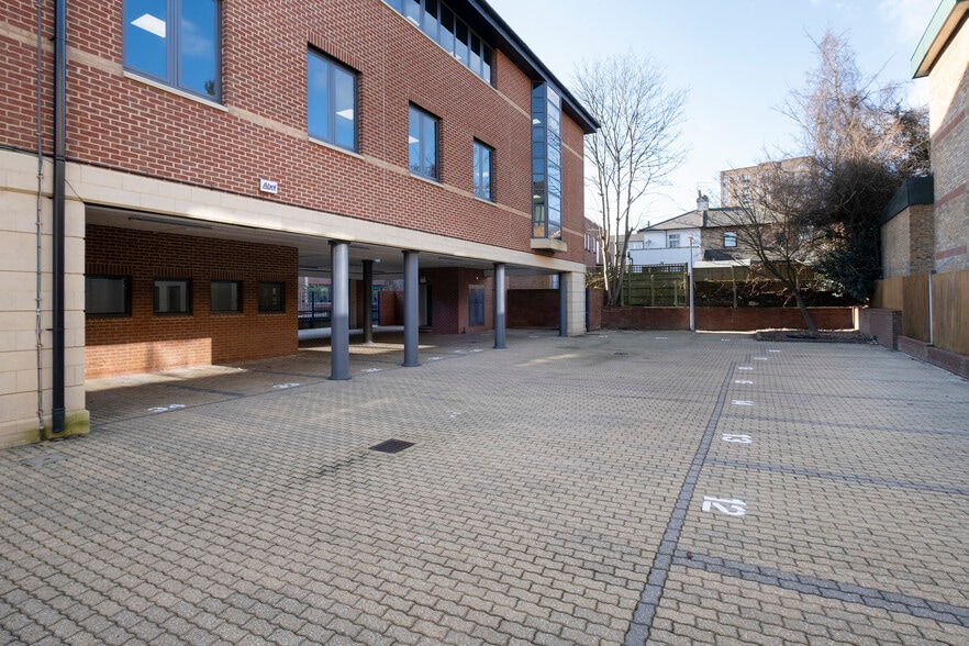 Clarendon Rd, Redhill to rent - Building Photo - Image 2 of 7