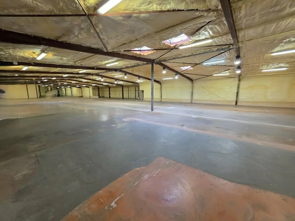 Location Entrepôt 2 030 m² - Photo 1