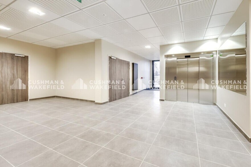 18-20 Boulevard Des Droits De L'Homme, Vaulx-en-Velin to rent - Lobby - Image 2 of 11