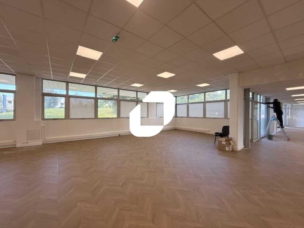 Office in Osny to rent Building Photo- Image 1 of 17