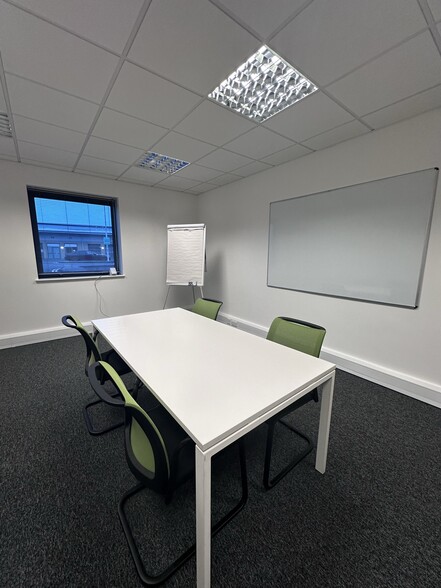 1-75 Oakfield Close, Tewkesbury to rent - Interior Photo - Image 3 of 13