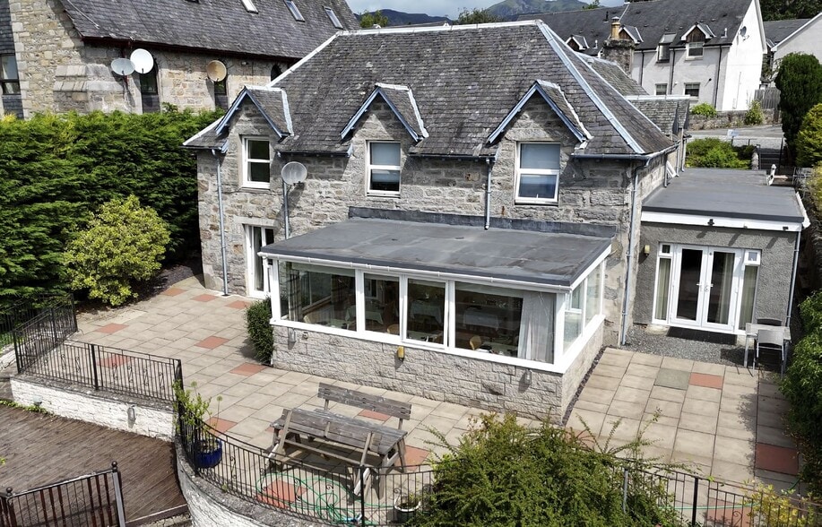 8 Lower Oakfield, Pitlochry for sale - Primary Photo - Image 1 of 9