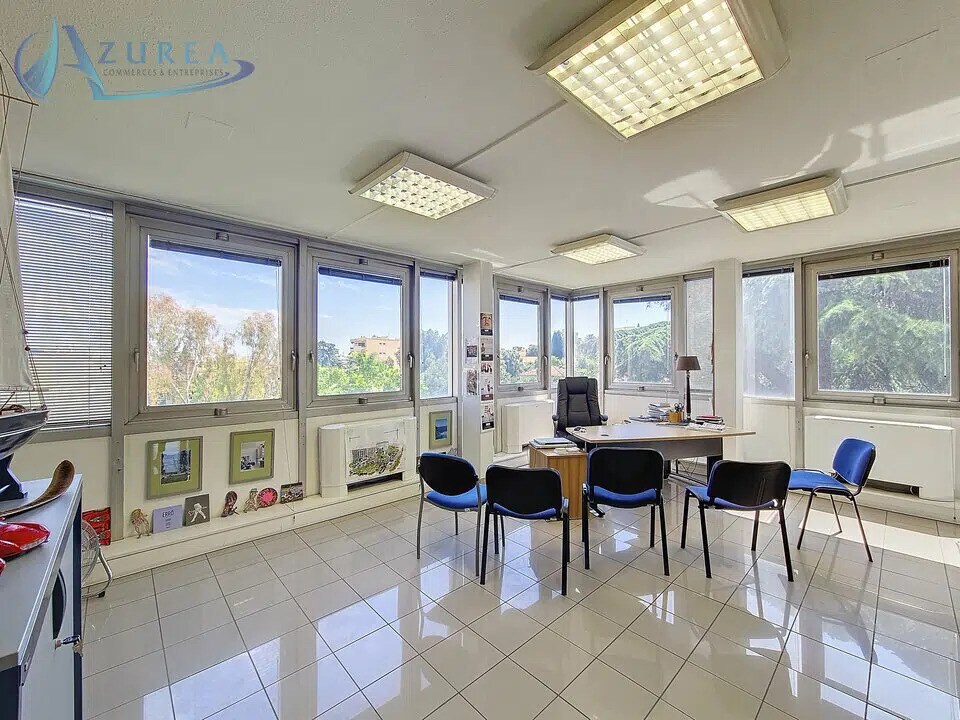 Office in Le Cannet to rent Interior Photo- Image 1 of 11