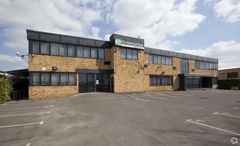 Delta Way, Egham to rent - Building Photo - Image 3 of 5
