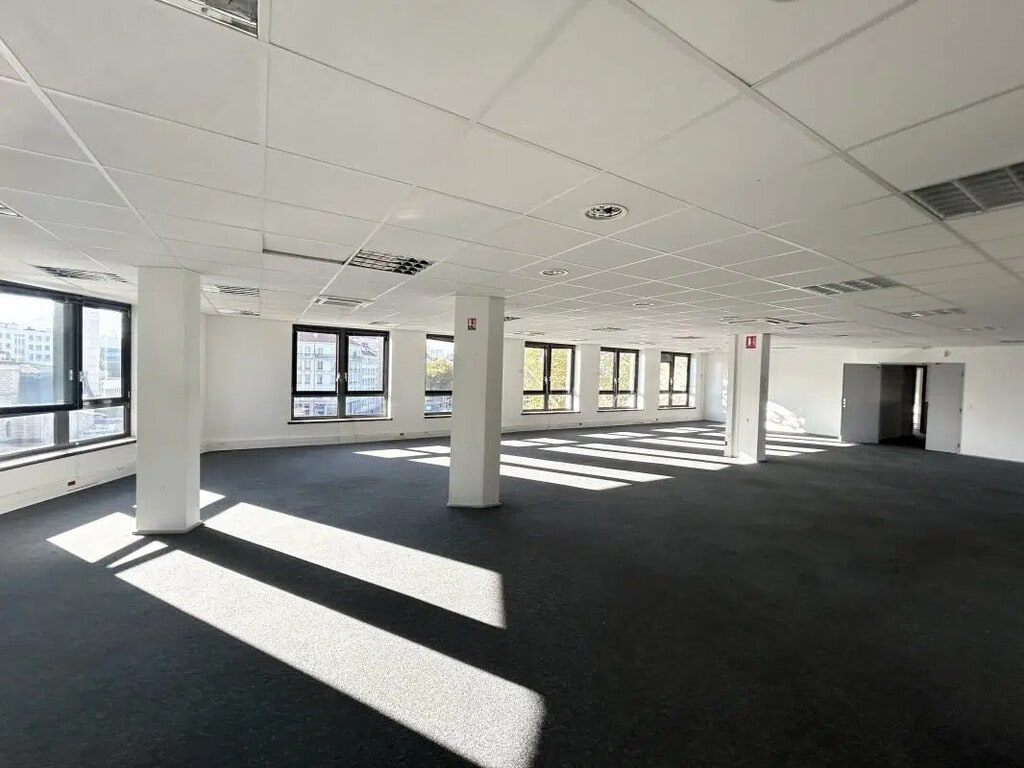 Location Bureaux 135 m² à 2 396 m² - Photo 1
