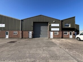 5 New Rd, Hixon to rent Building Photo- Image 1 of 8