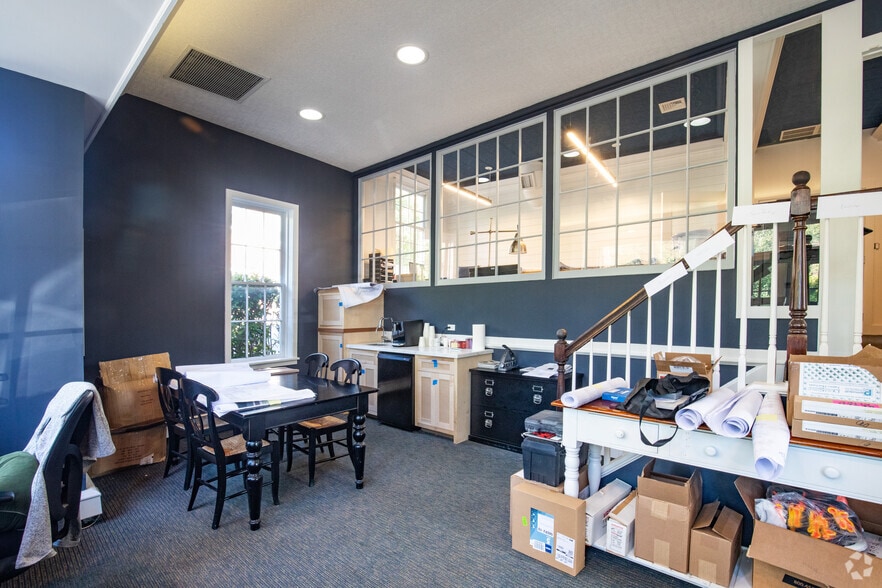 3 Harbor Rd, Cold Spring Harbor, NY to rent - Interior Photo - Image 3 of 20