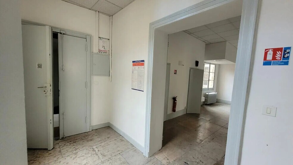 Retail in Montpellier to rent - Interior Photo - Image 3 of 7