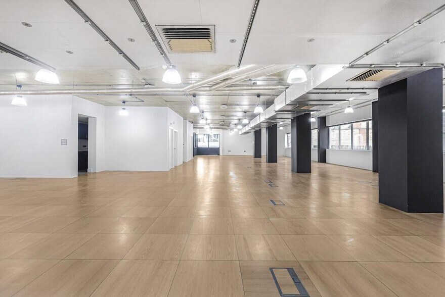 8-15 Dereham Pl, London to rent - Interior Photo - Image 2 of 27