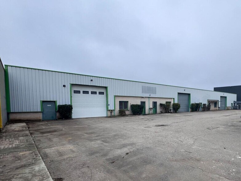 Light Industrial in Pusignan to rent - Building Photo - Image 1 of 5