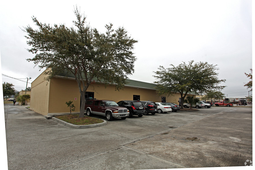 9633-9643 Palm River Rd, Tampa, FL for rent - Building Photo - Image 2 of 9