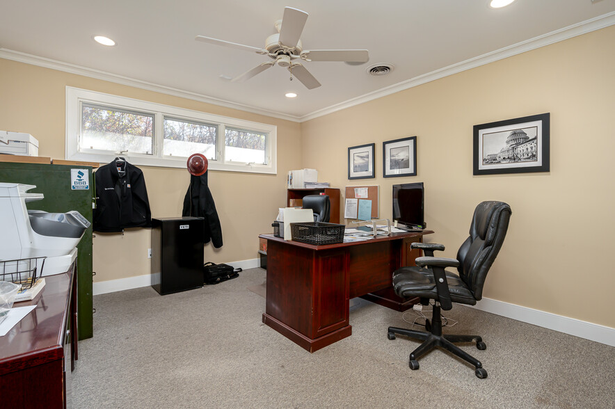 2109 Forest Dr, Annapolis, MD for rent - Interior Photo - Image 3 of 11