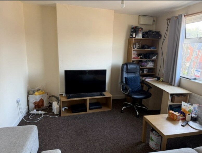 Retail in Northampton for sale - Interior Photo - Image 2 of 4