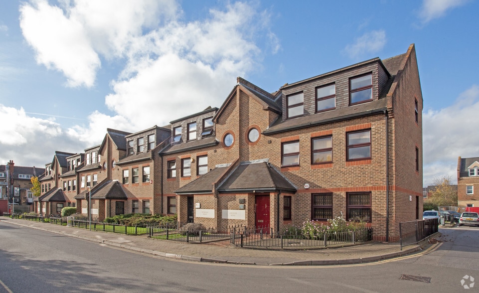 11 Churchfield Rd, Walton On Thames to rent - Building Photo - Image 2 of 8