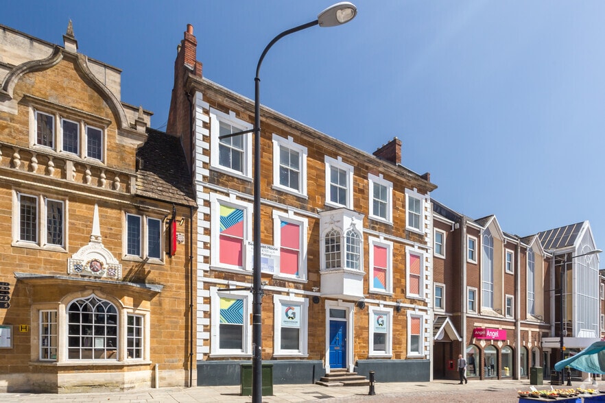 32 Market Sq, Northampton to rent - Building Photo - Image 2 of 6