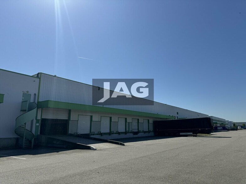 Light Industrial in Genas to rent - Building Photo - Image 1 of 6