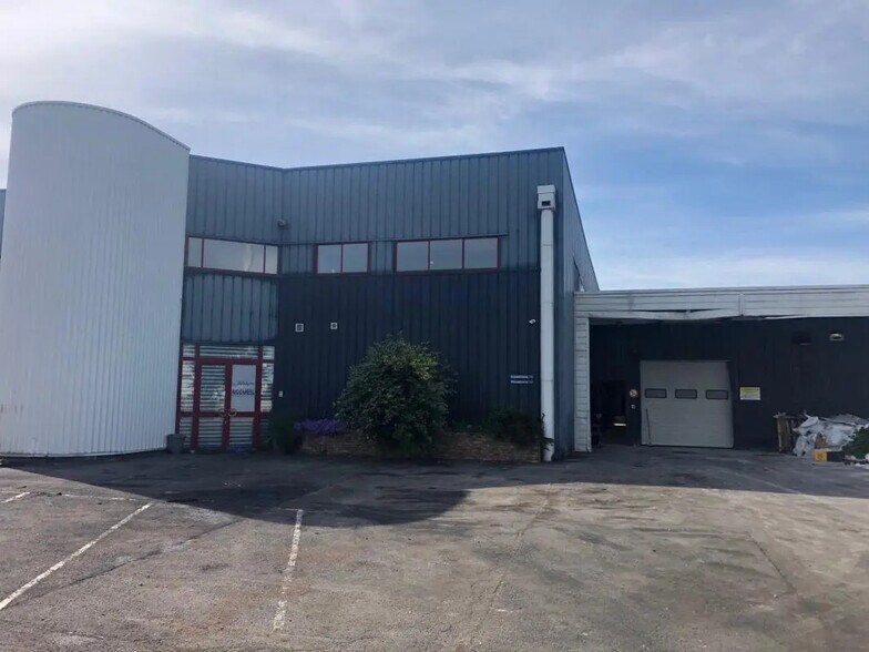 Light Industrial in Goussainville to rent - Building Photo - Image 2 of 5