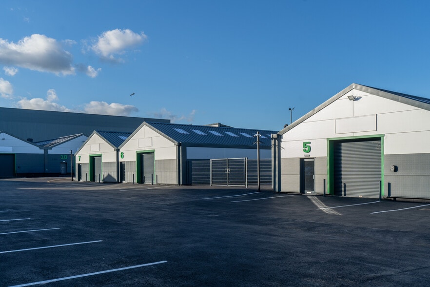 23 Crown Rd, Enfield to rent - Building Photo - Image 2 of 41