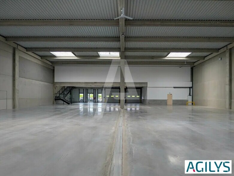 Light Industrial in Élancourt to rent - Building Photo - Image 3 of 12