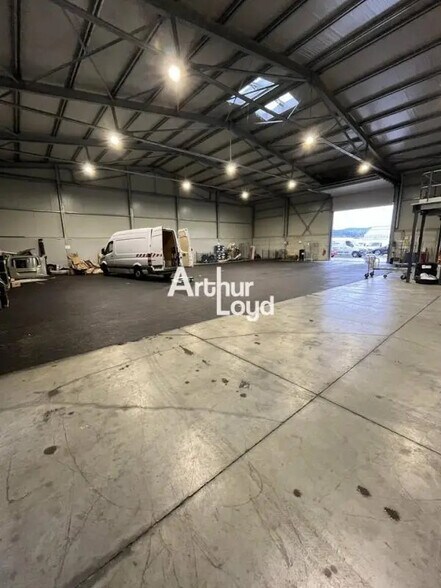 Light Industrial in La Roquette-sur-Siagne to rent - Building Photo - Image 2 of 8