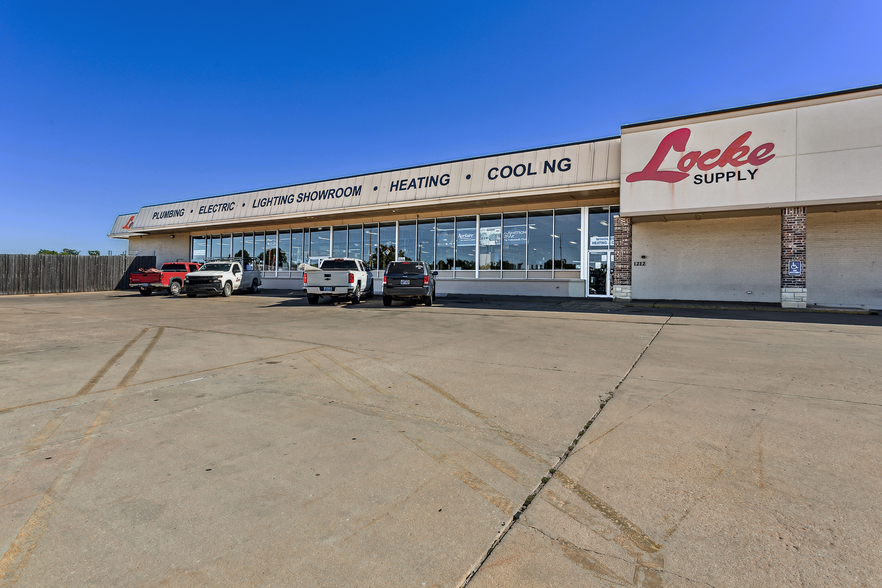 1212 S Woodlawn Blvd, Wichita, KS for rent - Building Photo - Image 1 of 11