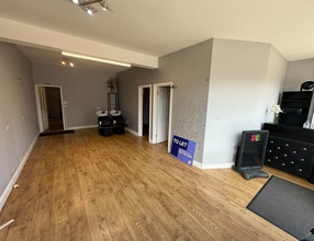 80 Crown Ln, London to rent Interior Photo- Image 2 of 3