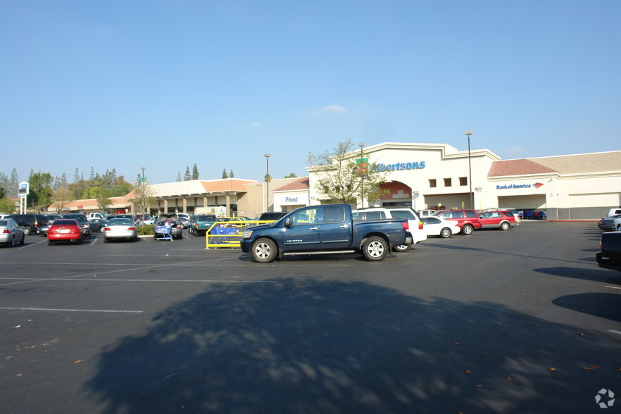 2683-2693 Mount Vernon Ave, Bakersfield, CA for rent - Building Photo - Image 2 of 6