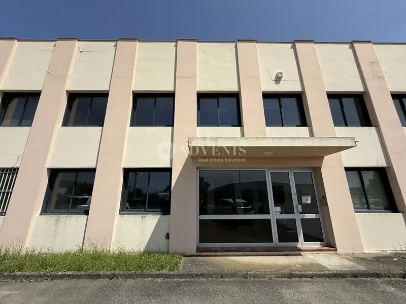 Light Industrial in Chassieu to rent Building Photo- Image 1 of 7