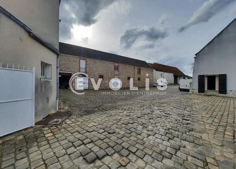 Light Industrial in Wissous to rent - Building Photo - Image 1 of 18