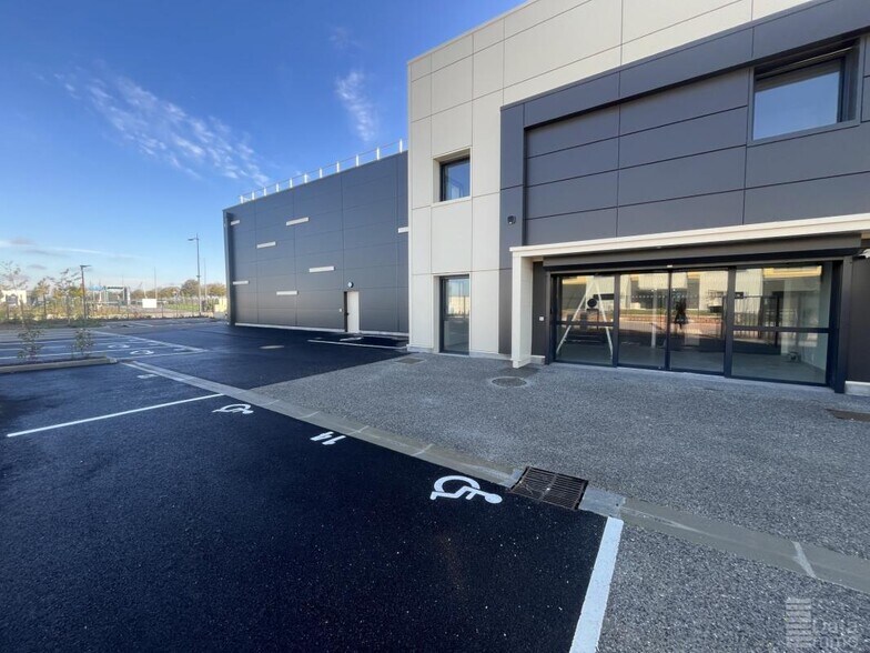 Industrial in Le Mesnil-Amelot to rent - Building Photo - Image 2 of 10