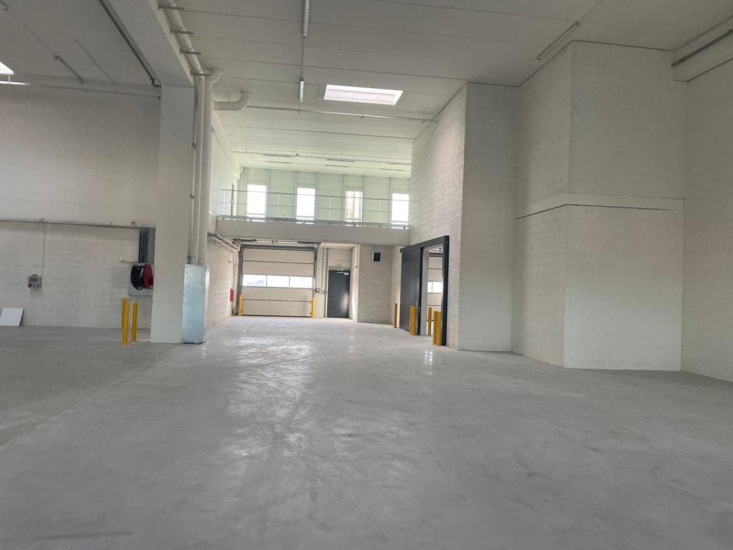 Industrial in Bondy to rent Interior Photo- Image 1 of 12