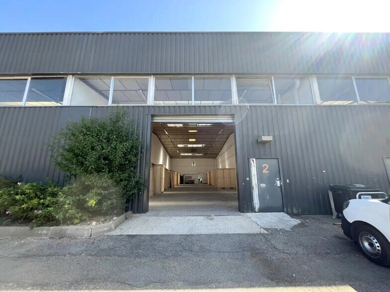 Light Industrial in Coignières to rent - Building Photo - Image 1 of 10