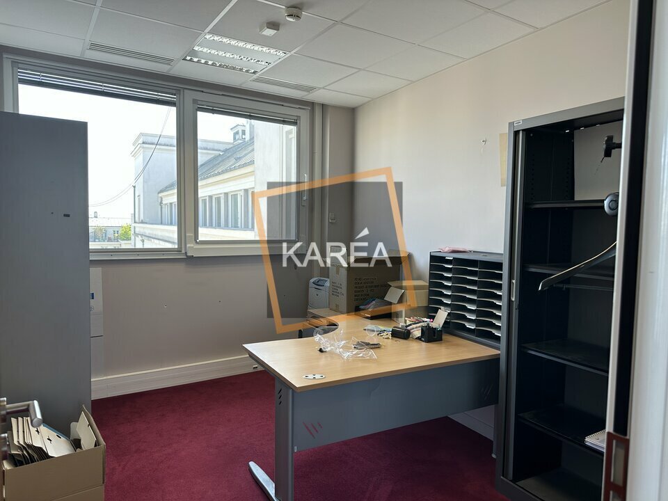 Office in Chessy to rent Interior Photo- Image 1 of 6