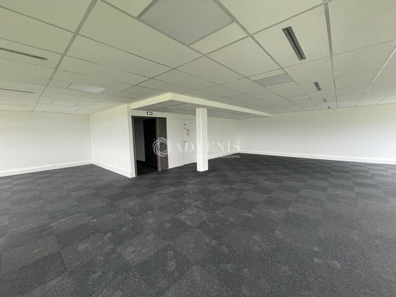 Office in Tremblay-en-France to rent - Interior Photo - Image 3 of 5