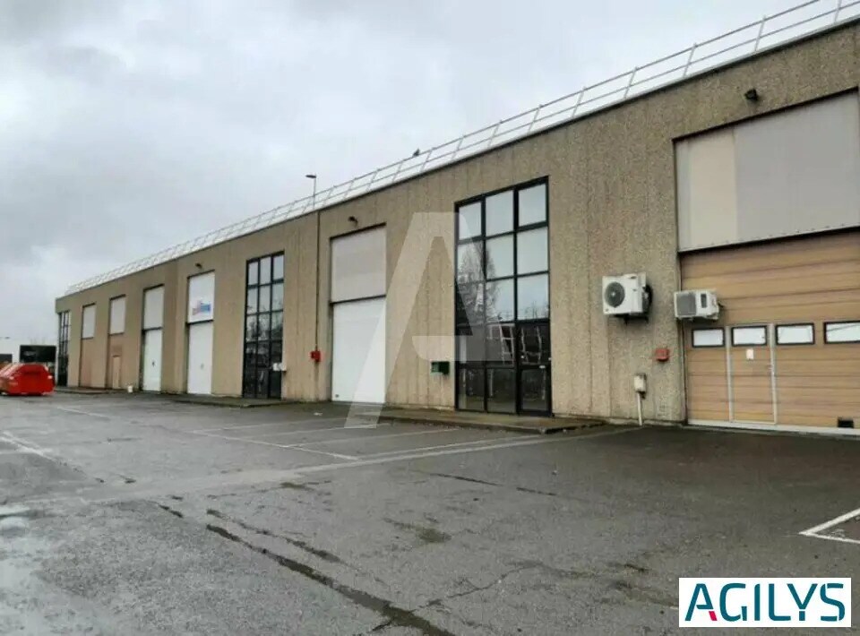 Light Industrial in Coignières to rent Building Photo- Image 1 of 6