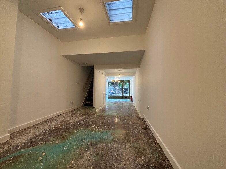132 High St, Epping to rent - Building Photo - Image 3 of 5