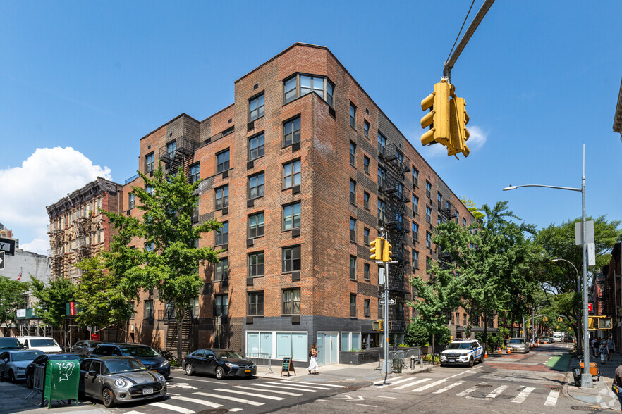 350-364 Bleecker St, New York, NY for rent - Primary Photo - Image 1 of 3