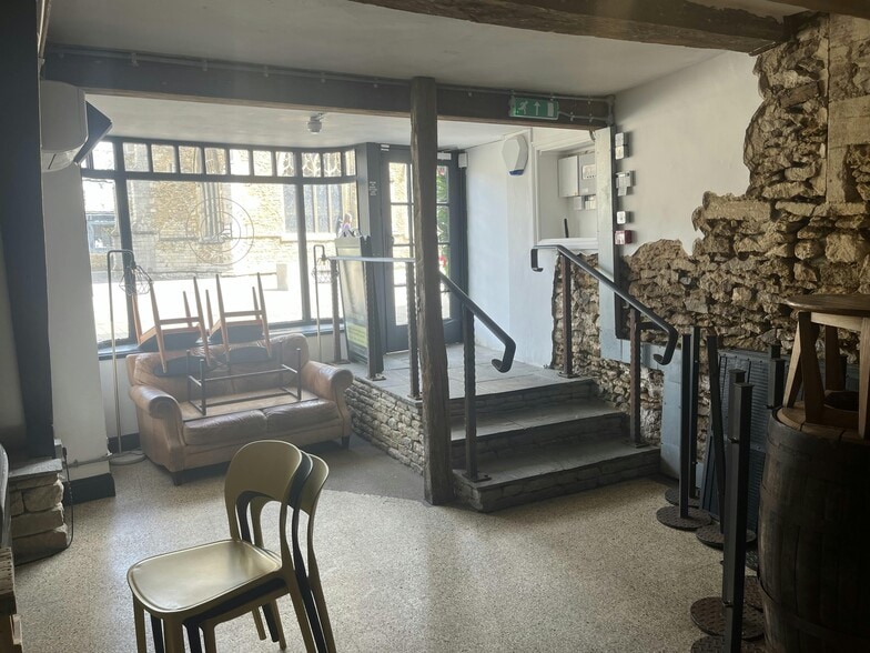 8A-8B Church St, Peterborough to rent - Interior Photo - Image 2 of 16