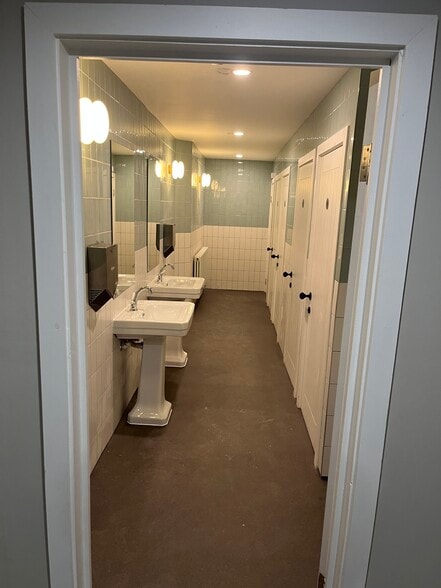 49 Green Lanes, London to rent - Building Photo - Image 3 of 7