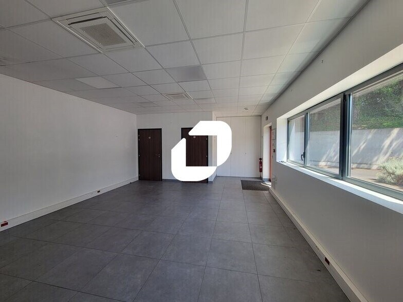 Light Industrial in Palaiseau to rent - Interior Photo - Image 3 of 10