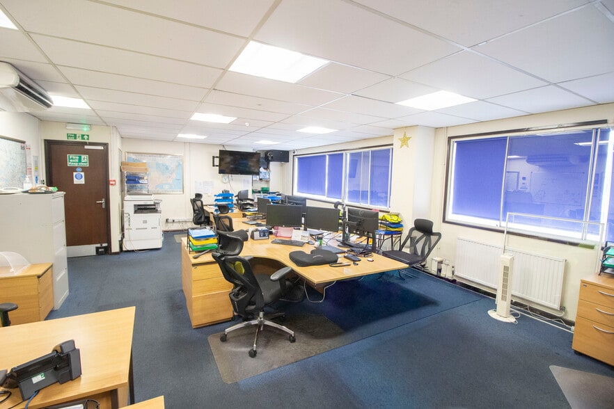 Poyle Rd, Slough to rent - Building Photo - Image 3 of 3