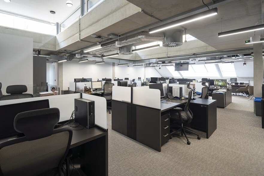 61 Charlotte St, London to rent - Building Photo - Image 2 of 10