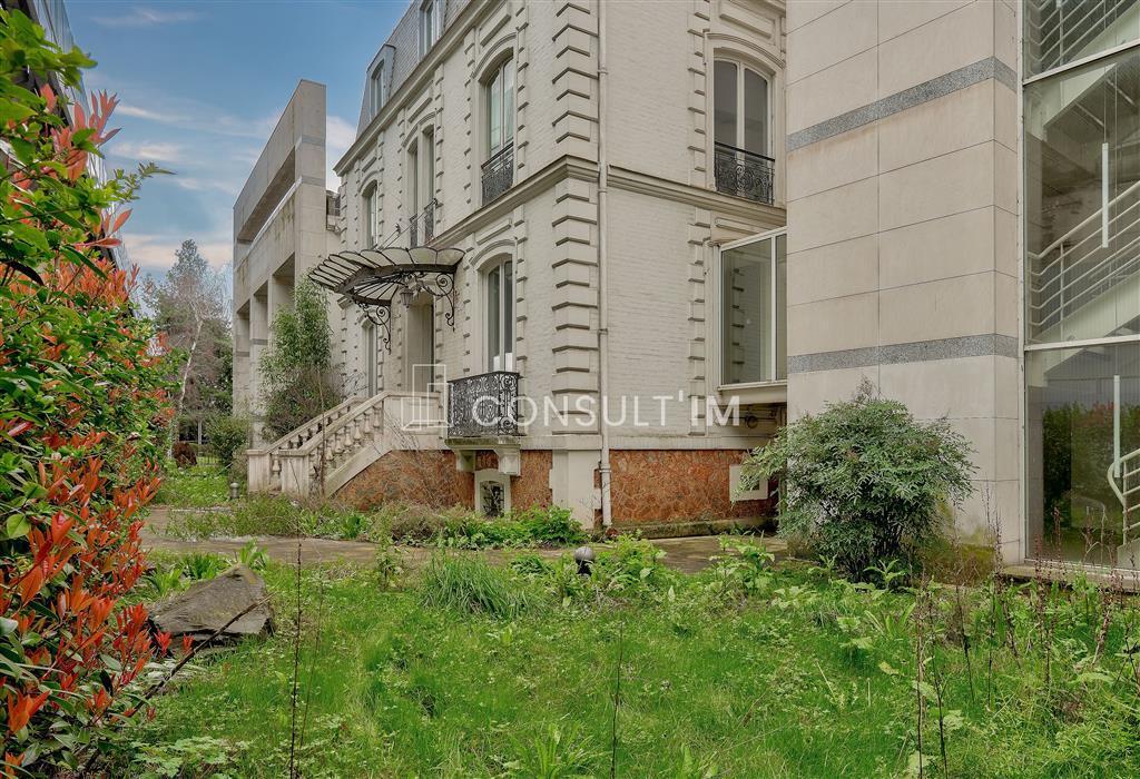 Office in Saint-Cloud for sale Building Photo- Image 1 of 10