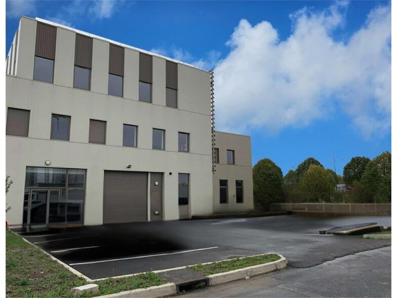 Office in Tremblay-en-France to rent - Building Photo - Image 1 of 8