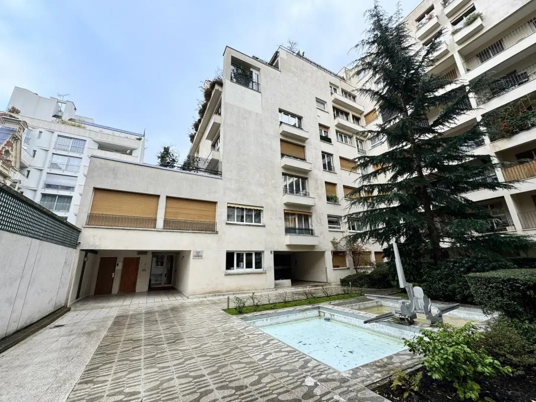 Office in Paris for sale Building Photo- Image 1 of 19