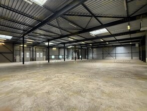 Light Industrial in Montigny-le-Bretonneux to rent Interior Photo- Image 1 of 6