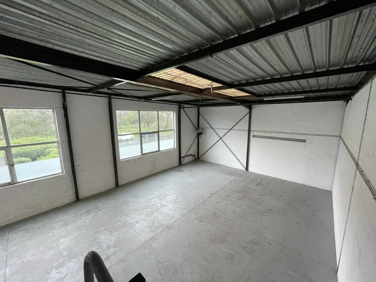 Light Industrial in SAINT-OUEN-L'AUMONE to rent Interior Photo- Image 1 of 12