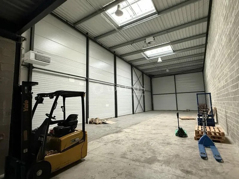 Light Industrial in Bussy-Saint-Georges to rent Interior Photo- Image 1 of 6