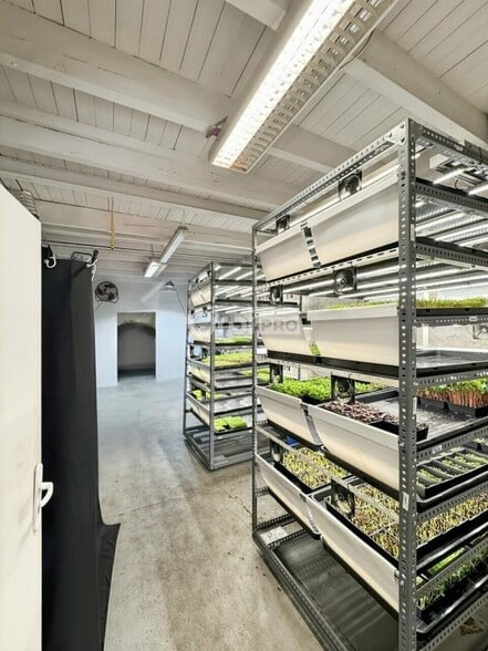 Retail in Marseille to rent - Interior Photo - Image 3 of 5